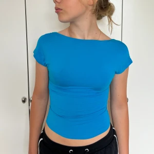 Blå topp med öppen rygg - Såå fin blå topp med öppen rygg. Aldrig använd!💙💙