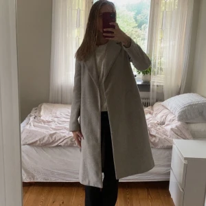Lång kappa  - Superfin beige kappa från veromoda perfekt nu till hösten! Köptes i vintras för 700kr. Hör av er vid frågor!🤗
