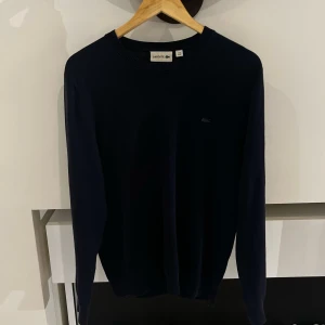 Lacoste tröja Herr - Tjena, säljer denna jättefina Lacoste tröjan i storlek M, nypriset ligger över 1000kr, tröjan är riktigt snygg och passar perfekt till allt. Dock har den jätte små stygn/trådar som sticker ut vid kragen men som knappt syns. Skriv gärna vid intresse och tveka inte att lägga bud! 