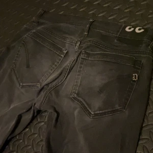 Svarta dondup jeans - Modell dondup george. W33 L32, passar mer som W31