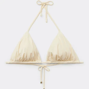 Calzedonia bikini  - Säljer både över & underdel i den vita färgen! Lite missfärgad av klor men går lätt bort med medel. Endast använd en gång ❣️🙌🏼 underdel strl s och överdelen 75c