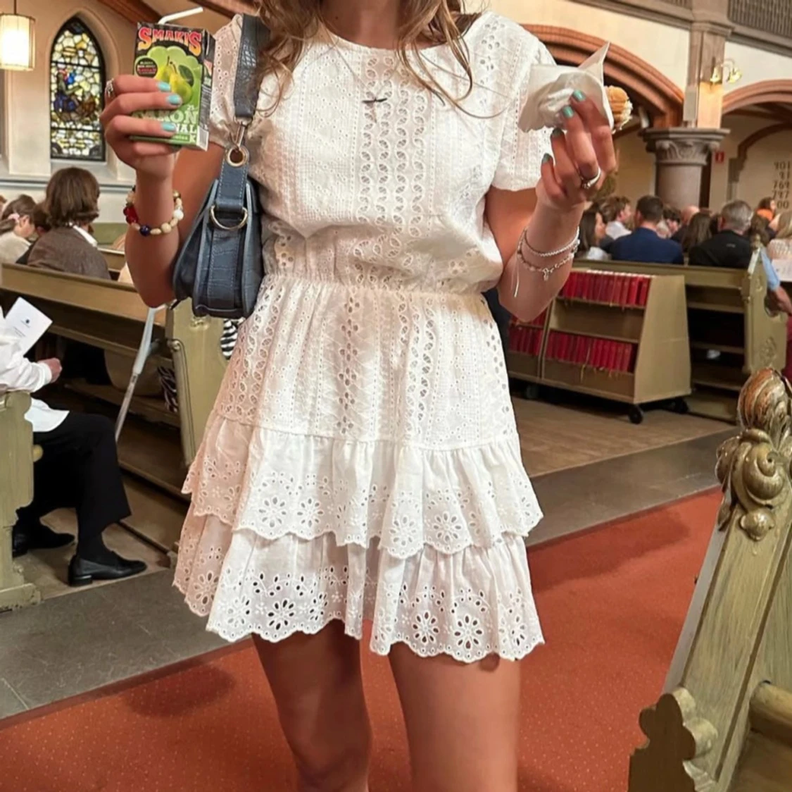 Vit broderad kortklänning med volang