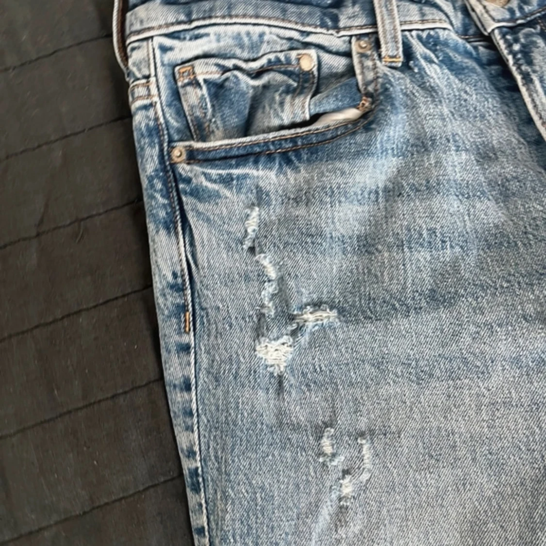 Bootcut ljusblå jeans med slitningar - 1