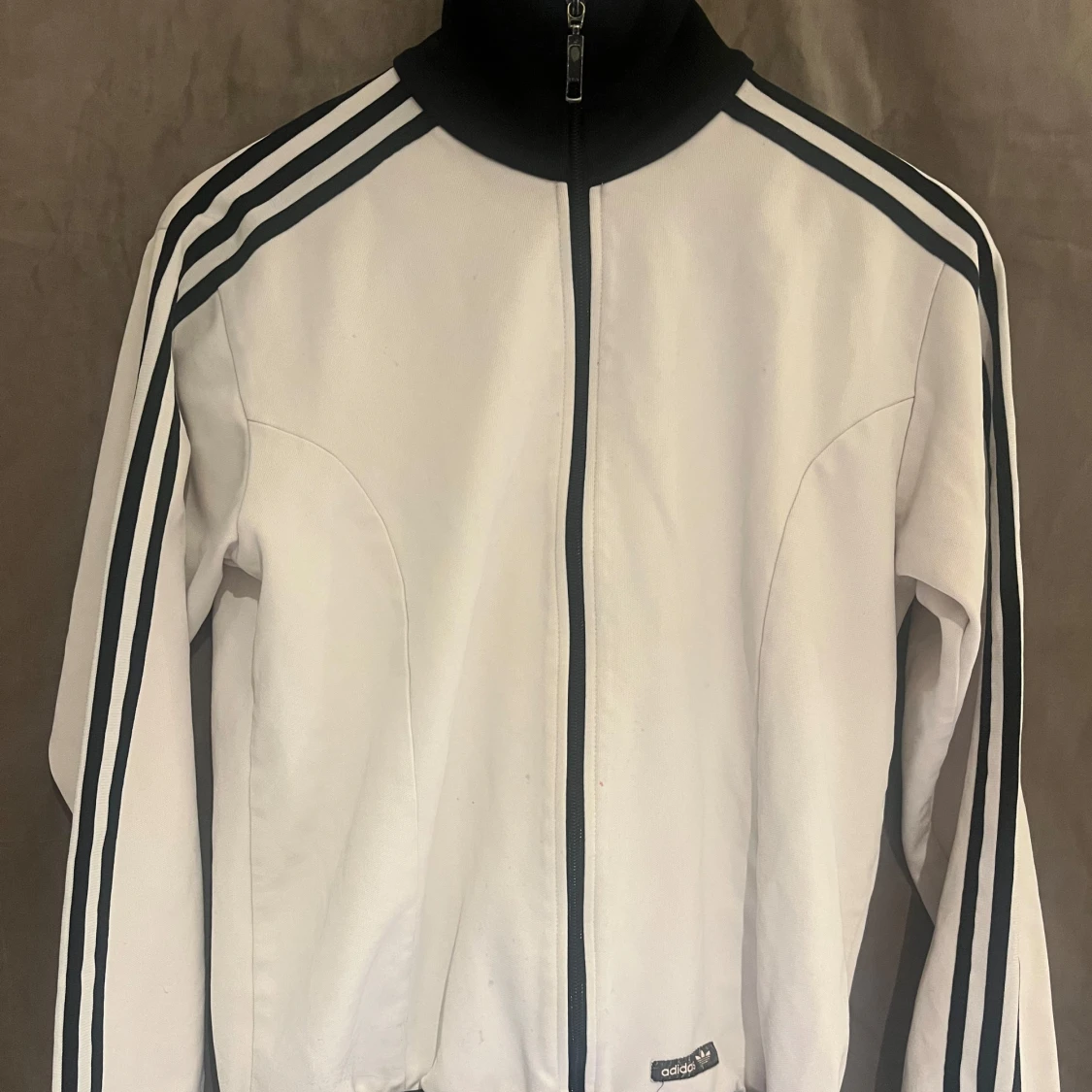 Vit Adidas track jacket med svarta detaljer, Storlek S