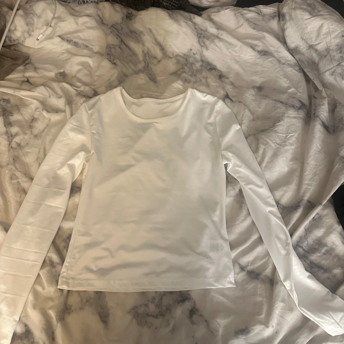 Säljer dessa 4 tröjor för 100kr💗den grå och vita tröjan är i strl XS o de stickade tröjorna i S - 2