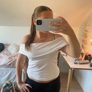 Vit offshoulder topp  - Säljer en vit offshoulder topp med snygg drapering över axlarna. Säljer pågrund av ingen användning, tröjan har några små fläckar, de sitter lite på axeln och under tyget man har över ryggen 💕💕tveka inte att skriva om du har några frågor eller är intresserad