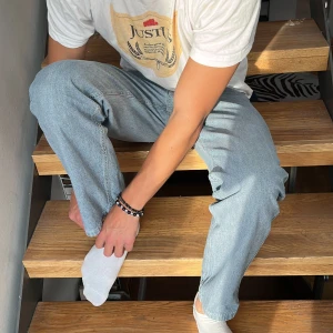 Valentino ljusgråa raka jeans - Snygga ljusgråa jeans från Valentino med klassisk femficksdesign och raka ben. Jeansen har normal passform med tunt, slitstarkt material. Passformen lite är mindre än vanliga jeans och midjan är W30 och längd L33. Perfekta för dig som gillar en clean och tidlös look med exklusiv känsla.