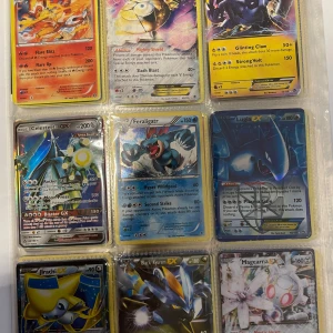 Pokémonkort - Samlaralbum 140 kort och en pärm för sjukt bra pris - Fett samlaralbum med Pokémonkort! Här hittar du både klassiska och moderna kort, inklusive EX, GX och holografiska varianter. Perfekt för dig som vill bygga din samling eller byta med vänner. En färgstark mix av favoriter och unika kort – ett måste för alla Pokémonfans!