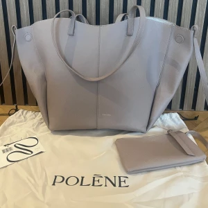 Polene tote large - En fin polene tote väska, denna modellen är large. Inga större skador eller repor på den förutom några små lösa trådar. Färgen heter taupe. Skriv vid någon fundering✅