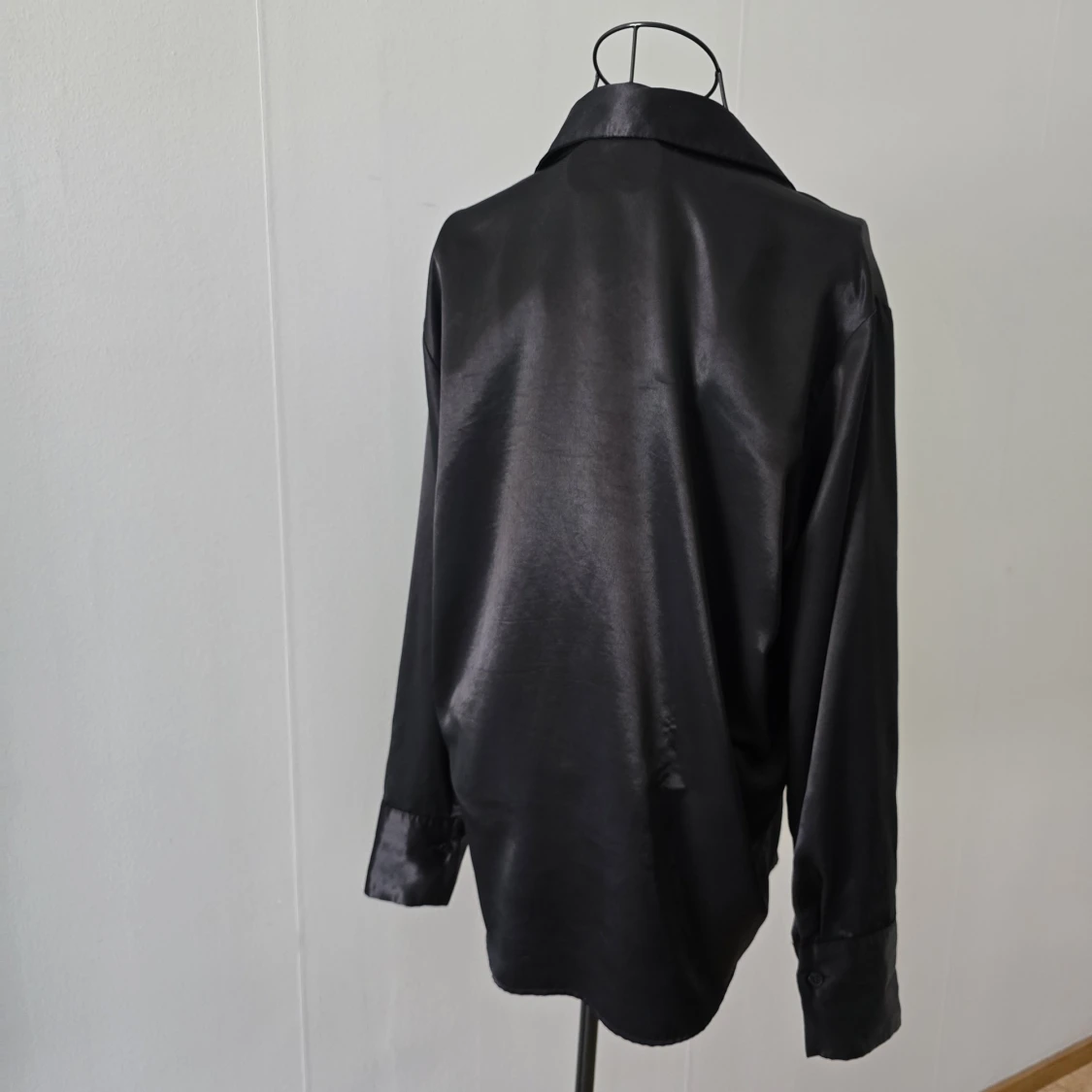 Svart satinliknande skjorta - 1