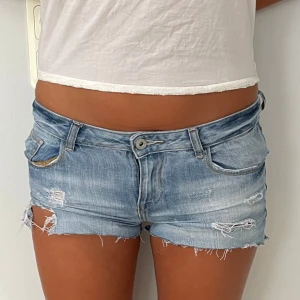Snygga slitna jeansshorts  - Jeansshorts 