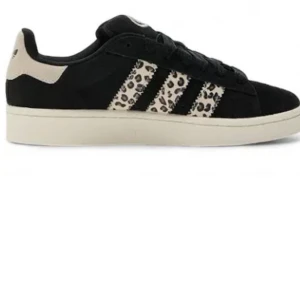 Adidas sneakers med leopardmönster - Svarta Adidas sneakers med klassiska tre ränder i beige och leopardmönster. Skon har en beige sula och detaljer i mocka för en cool och trendig look. Perfekt för dig som vill sticka ut med dina skor.