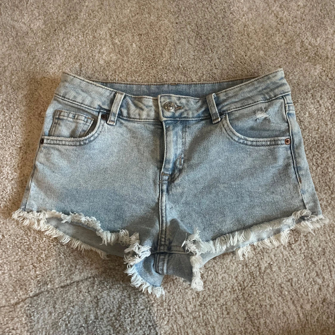 Två par jeansshorts med fransig kant - 1