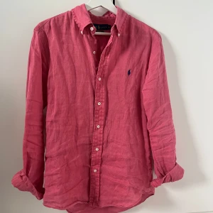 Ralph Lauren linneskjorta  - Ralph Lauren linneskjorta storlek S.                             Skick 8/10 fint skick.                                                        Priset går såklart att diskutera!                                      Bundle med fler linneskjortor?                                      Vid fler funderingar tveka inte på att slå en signal!       /VS