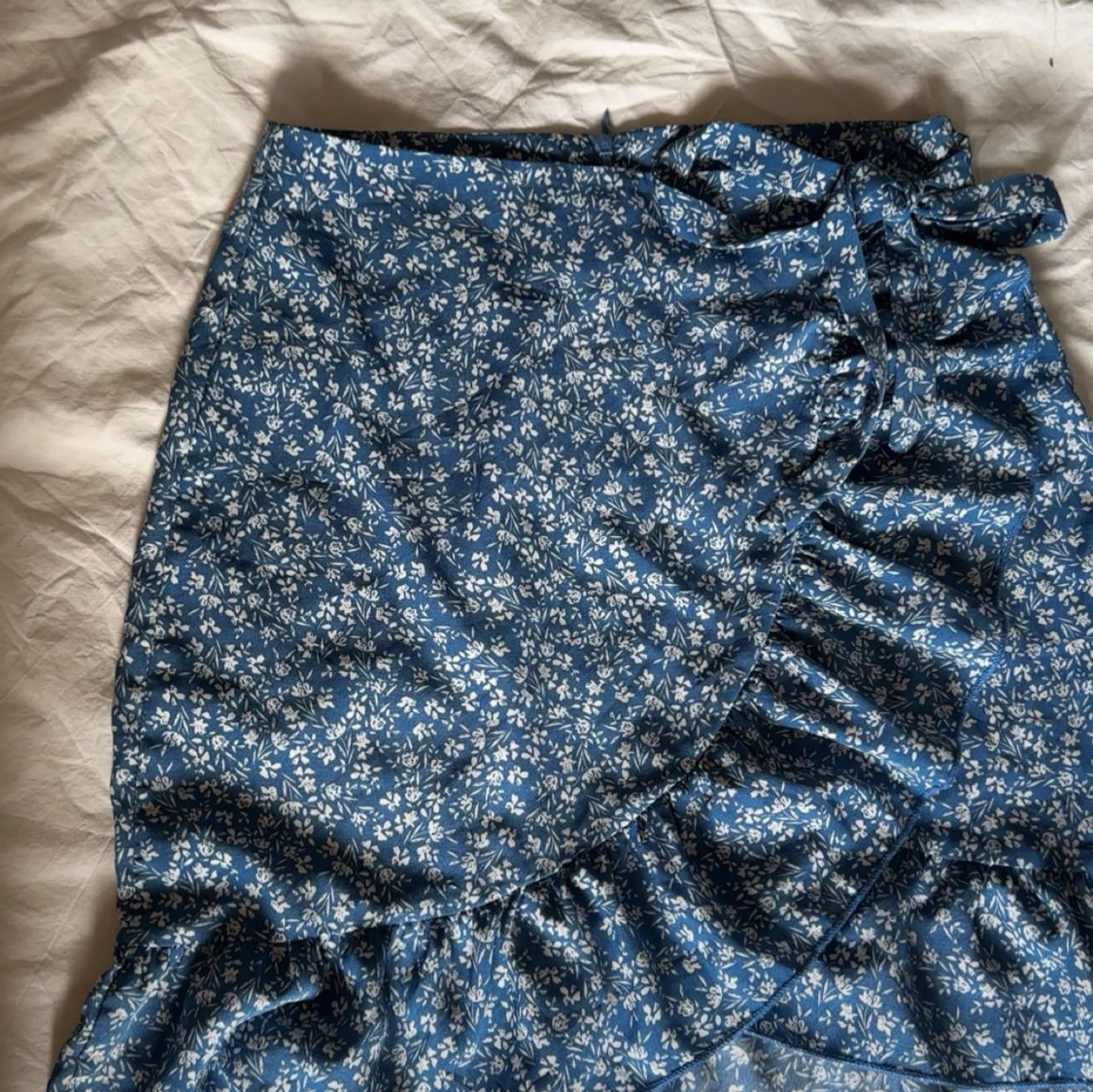 Blå blommig omlottkjol med volang - 1