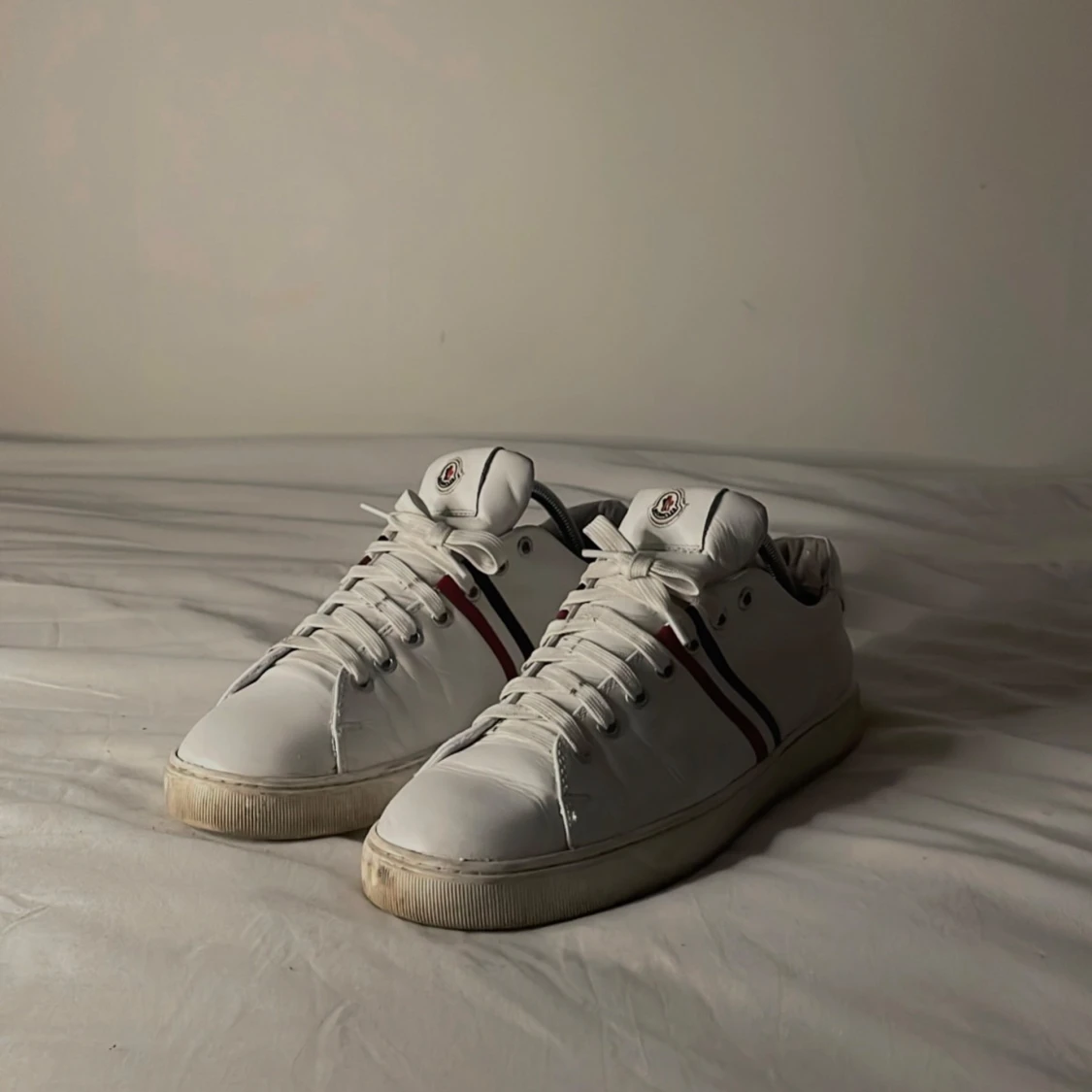 Vita Moncler sneakers med röd/blå rand - 1
