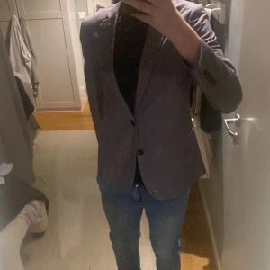 Kavaj från Jack & Jones  - En stilren kavaj som funkar till lite finare tillfällen använd cirka 1-2 gånger så är i super bra skick, Priset kan diskuteras. Storleken passar om man är cirka 164-170 ungefär.