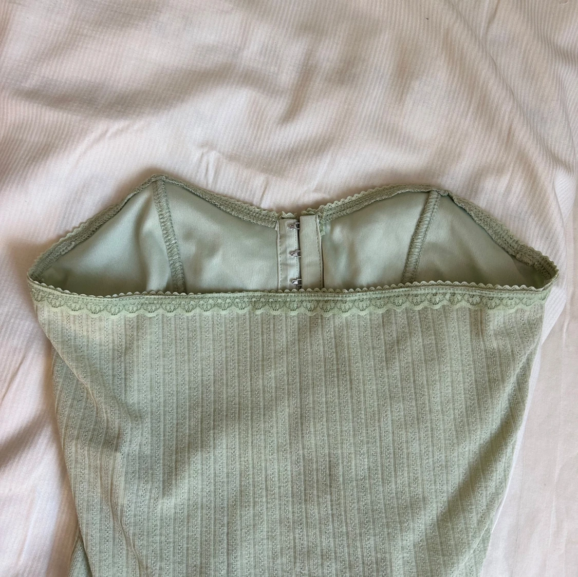 Ljusgrön korsett med spetskant - 1