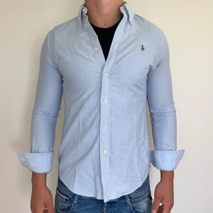 Ralph Lauren skjorta custom fit  - Ralph Lauren | Mycket bra skick | Size - S | Nypris 1600 mitt pris 499 | Hör av dig vid minsta fråga eller fundering📩