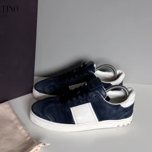 Valentino flycrew  - Säljer ett par snygga flycrews i blå mocka, storlek 40,5 men passar större. Cond 8/10 lite heeldrag och saknas två nitar på högra skon men annars bra skick! Kommer med OG box, dustbag och booklet
