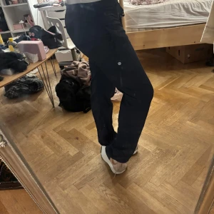 Marinblåa byxor från Lululemon med snörning - Säljer ett par fina mörk blå byxor från Lululemon. Byxorna har diskret ribbad struktur och är gjorda i ett mjukt, stretchigt material som är perfekt för all typ av dans och träning. Dom heter Dance studio pants. Liten Lululemon-logga på benet. Dom är i storlek 4 vilket motsvarar xs, s och m Superbekväma och snygga!