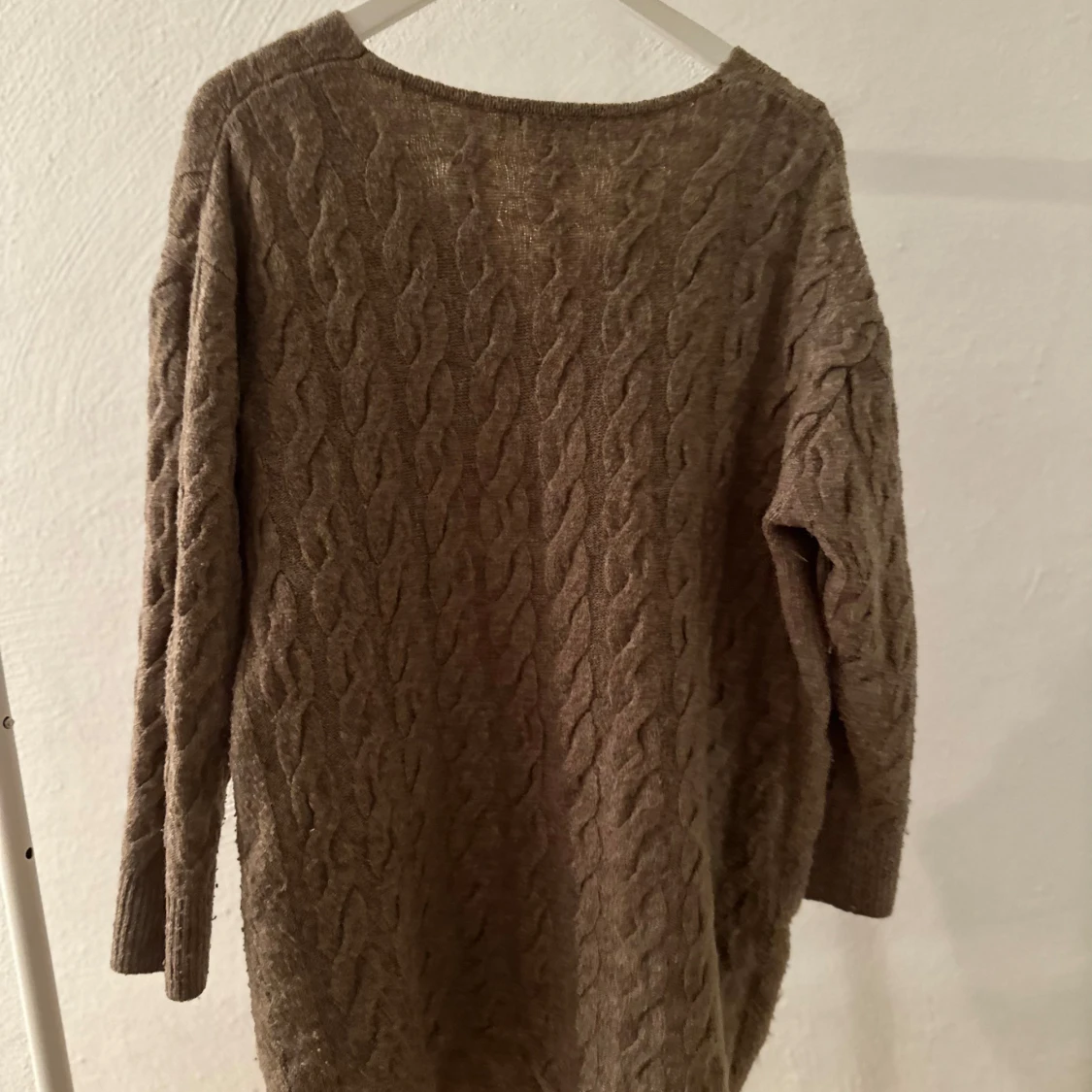 Brun kabelstickad tröja med v-ringning - 1