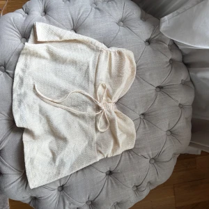 Ljus gul topp - Superfin gul tooo  med knytband  och lätt vågig struktur i tyget. Toppen har en enkel och clean look som passar perfekt till sneakers eller sandaler. Mjuk och skön känsla, perfekt för varma dagar.