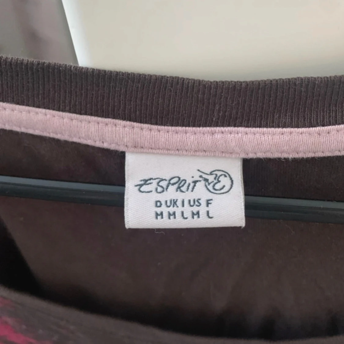 Brun t-shirt med cowboy boots från Esprit - 1