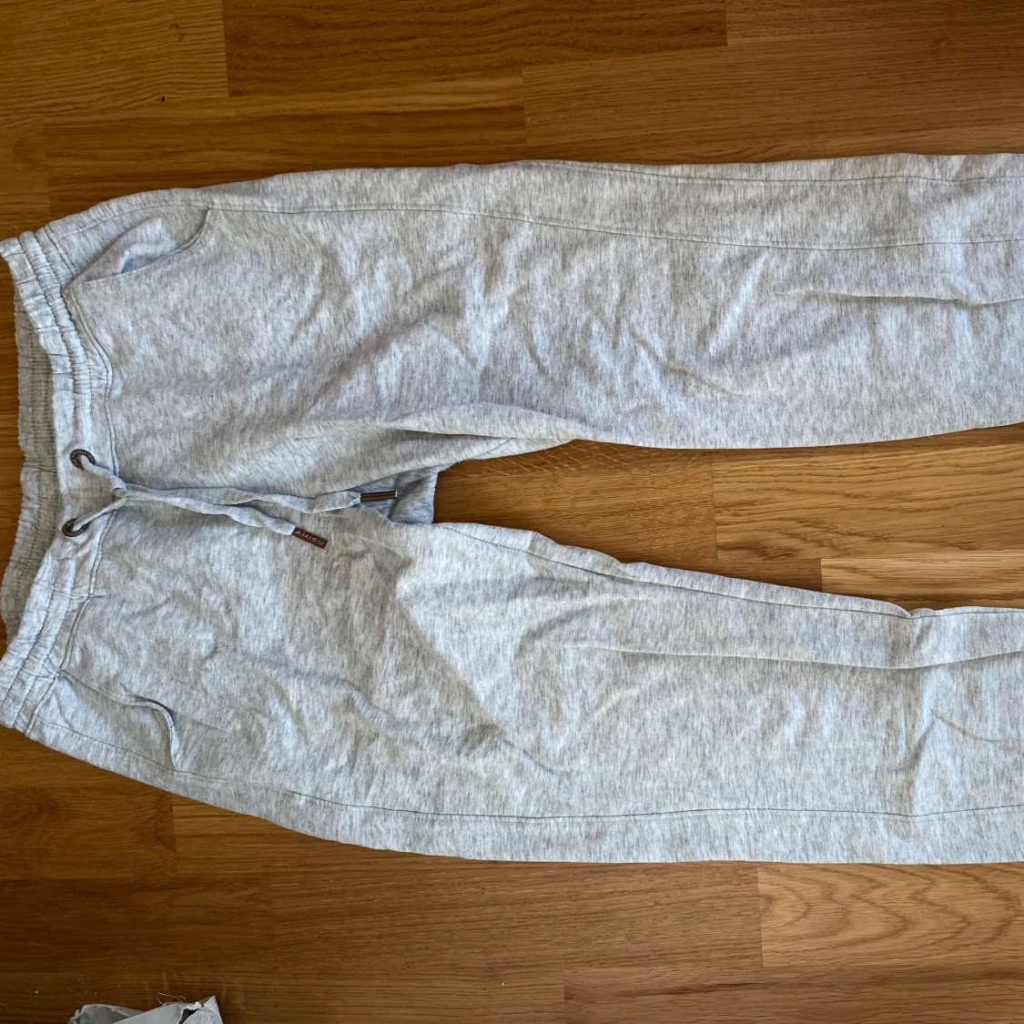 Ljusgrå mjukisbyxor med snörning