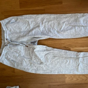 Ljusgrå mjukisbyxor med snörning - Säljer ett par ljusgrå mjukisbyxor med elastisk midja och snörning framtill. Byxorna har sidofickor. perfekta för chill dagar eller när du vill vara extra bekväm. Kan mötas upp i Trollhättan eller Alingsås. Kan skickas men då tillkommer en fraktkostnad.