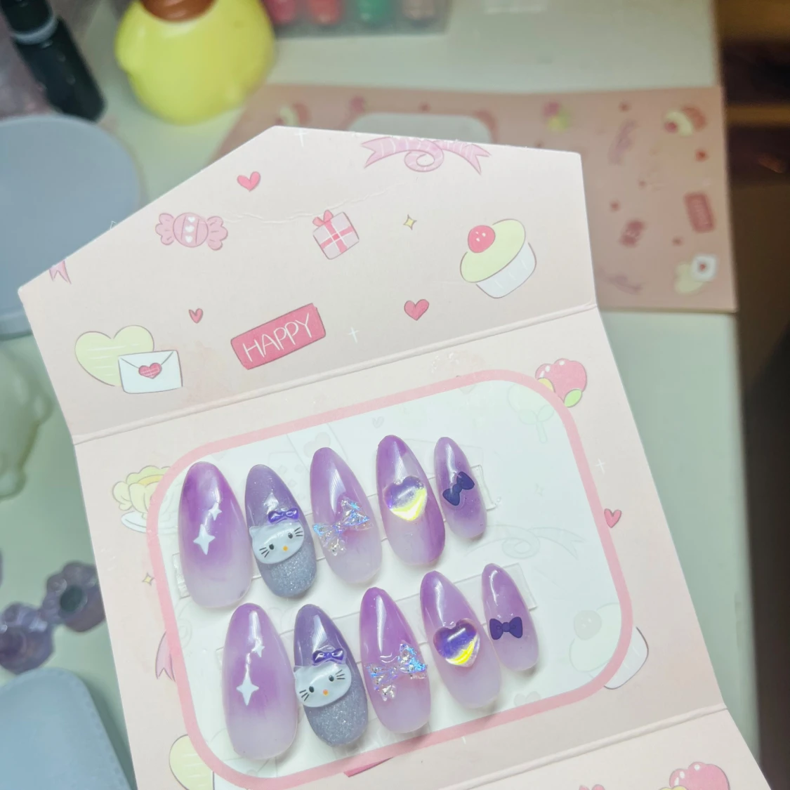 Lila press-on naglar med Hello Kitty