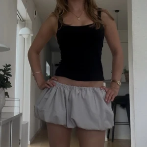 Ljusgrå bubbelkjol  - Supersöt egensydd ljusgrå kortkjol med bubblig form och bred resår i midjan. Skulle säga att den passar s och mindre Tyget är av bummul. Ställ gärna frågor! 🩷💗