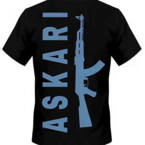 Svart ASKARI t-shirt med blå tryck - Cool svart t-shirt från ASKARI med stort blått tryck av text och gevär på ryggen samt mindre tryck på bröstet. Klassisk passform och rund hals. Perfekt för dig som gillar streetwear och vill sticka ut med en unik design.