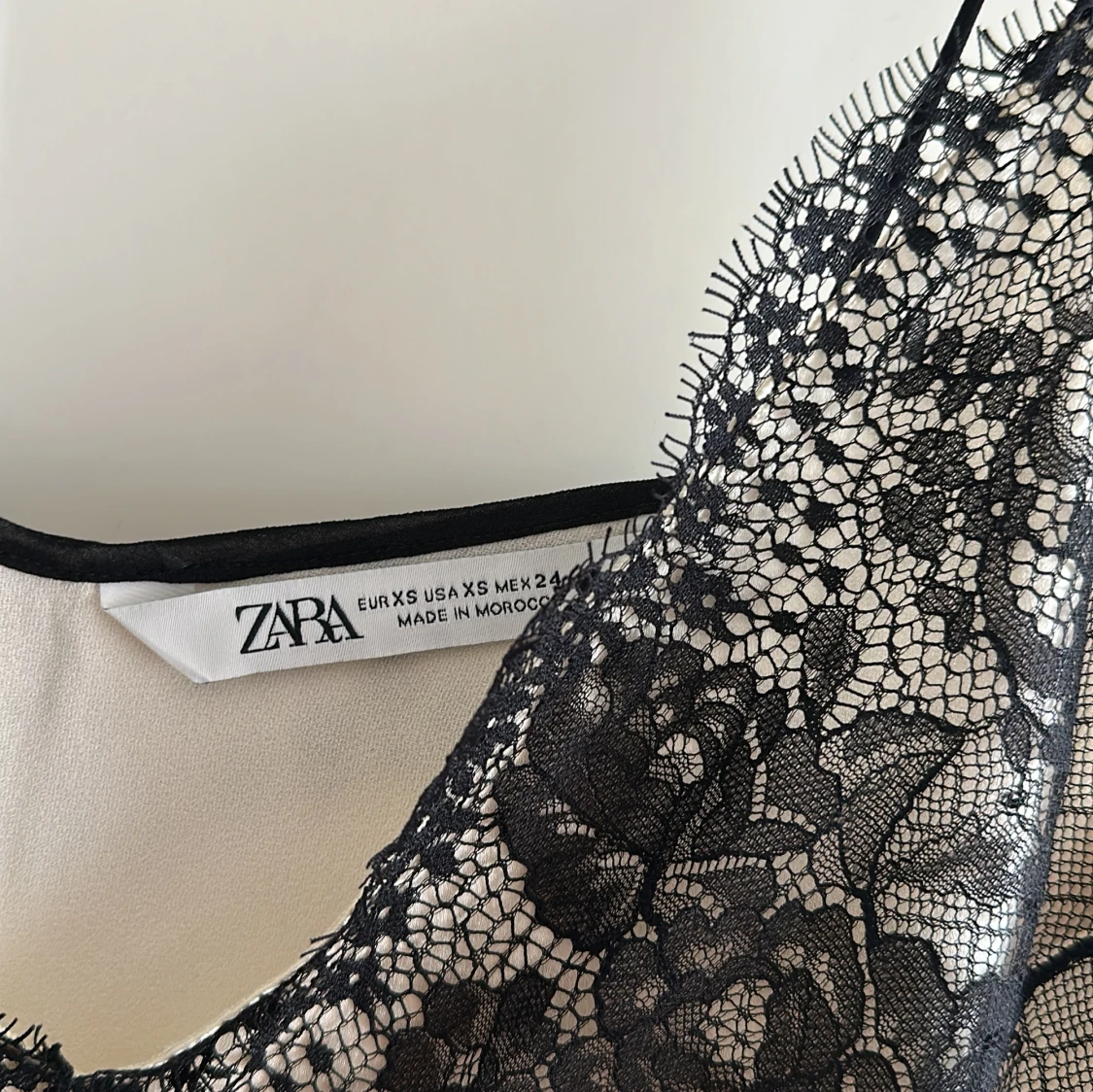 Vit sidenliknande topp med spets från Zara - 3