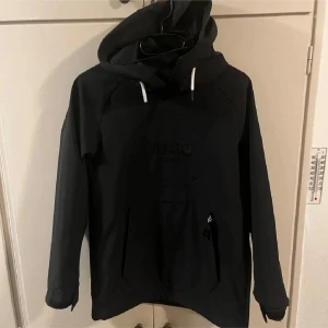 Svart vindjacka från 8848 Altitude - Svart vindjacka från 8848 Altitude med huva och vita snören. Jackan är i storlek 150. Den är aldrig använd, skriv för frågor och liknande!