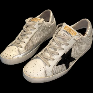 Golden Goose Superstar sneakers  - 🇸🇪Golden Goose Superstar damsneakers värde 450€. Två år gamla och precis professionellt renoverade. Motsvarar storlek 37. Fråga gärna mer information/ foton om det behövs.                 🇫🇮Naisten Superstar sneakers, uutena maksanut     450€. Kaksi vuotta vanhat ja juuri ammattimaisesti kunnostettu. Vastaa kokoaan. Kysy rohkeasti lisätietoa/ kuvia tarvittaessa. 