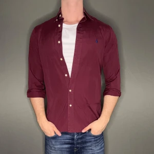 Ralph lauren skjorta - Hej säljer nu min fina Ralph lauren skjorta i storlek S. Den är i nyskick och kommer vara otroligt snygg nu i vår och framåt sommaren. Nypris cirka 1600kr! Vi kommer att sälja liknande produkter nu i vår och närmare sommar så glöm inte följa profilen!🌊🍾