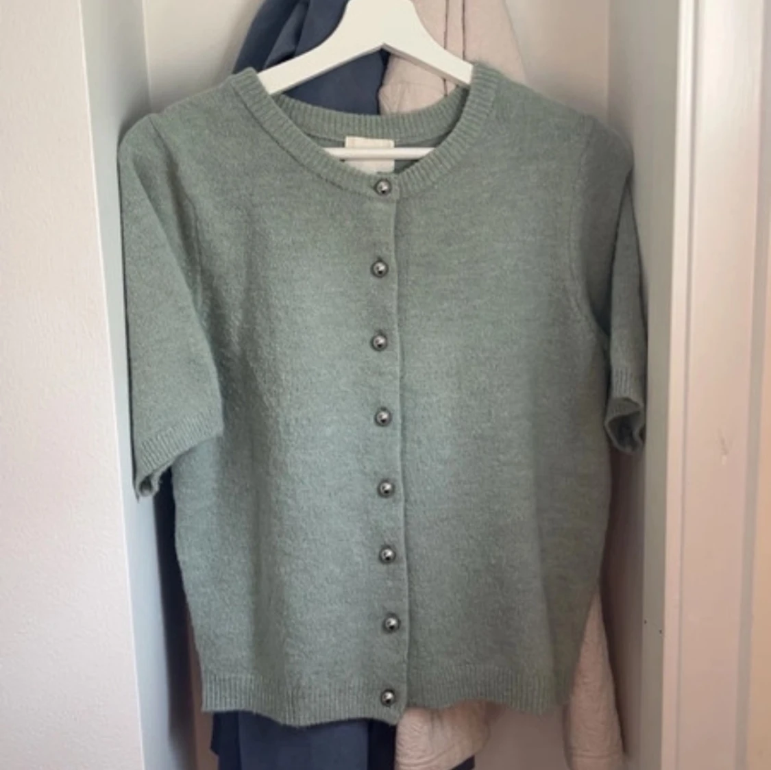 Ljusgrön kortärmad kofta med pärlknappar