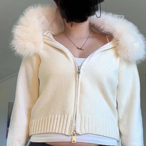 Alessa fur jacket/tröja med päls - Vit Alessa fur jacket/tröja med päls perfekt till våren jackan är i storlek S och köpt för 1800kr på Alessas hemsida💖 (bilderna är från tidigare säljaren,säljer pga inte riktigt min stil kom jag på🥲)