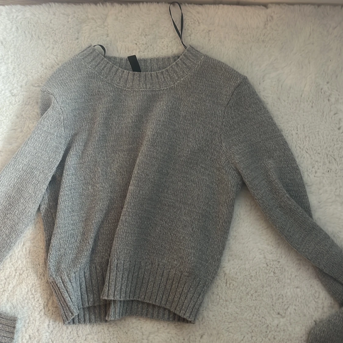 Grå stickad tröja - 1