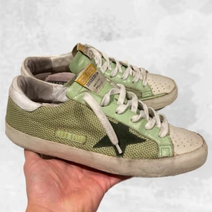 Golden Goose skor grön/vita - Skohylla rensning. •Golden Goose superstar skateboard sneakers gröna. Skick: 6-7/10, använda men tagit hand om dom väl. Lagat nyligen heeldrag med kontaktlim👍🏼 Storlek: 40. Givetvis äkta! Skorna medföljer bara! Hör av dig vid frågor eller funderingar. Mvh Oliver;)
