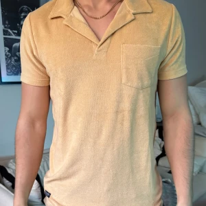 Beige frotté t-shirt - Stilren beige t-shirt i frotté med krage