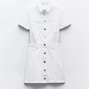 Vit kortärmad skjortklänning - Vit jeansklänning från zara. Använd 2 gånger!! ❤️Sitter som S