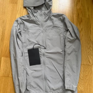 Arc’teryx Windbreaker - Jackan är helt ny och oanvänd, säljes pga av att den va alldeles för liten och tight. Taggen sitter fortfarande kvar. Jackan sitter ganska tight och är liten. Är öppen med bud, priset kan diskuteras och hör av er vid frågor. 