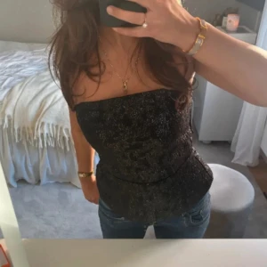 Svart tubtopp - ASsnygg tubtopp med glittermönster🍸🩵perfekt festtopp!! 