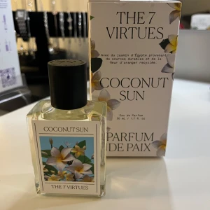 Coconut Sun Eau de Parfum från The 7 Virtues - Fräsch parfym med doft av kokos och blommiga inslag perfekt nu till sommaren! Denna är endast test sprutad så den är som ny🥥🌴                                       Kom gärna med bud! Paketpris vid kör av fler😍