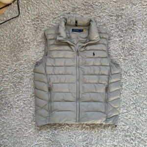 Ralph Lauren väst  - Riktigt skön Raffe väst perfekt i vår! | Mycket fint skick, nästan som ny! | Storlek M. | Ställ gärna frågor innan du köper!