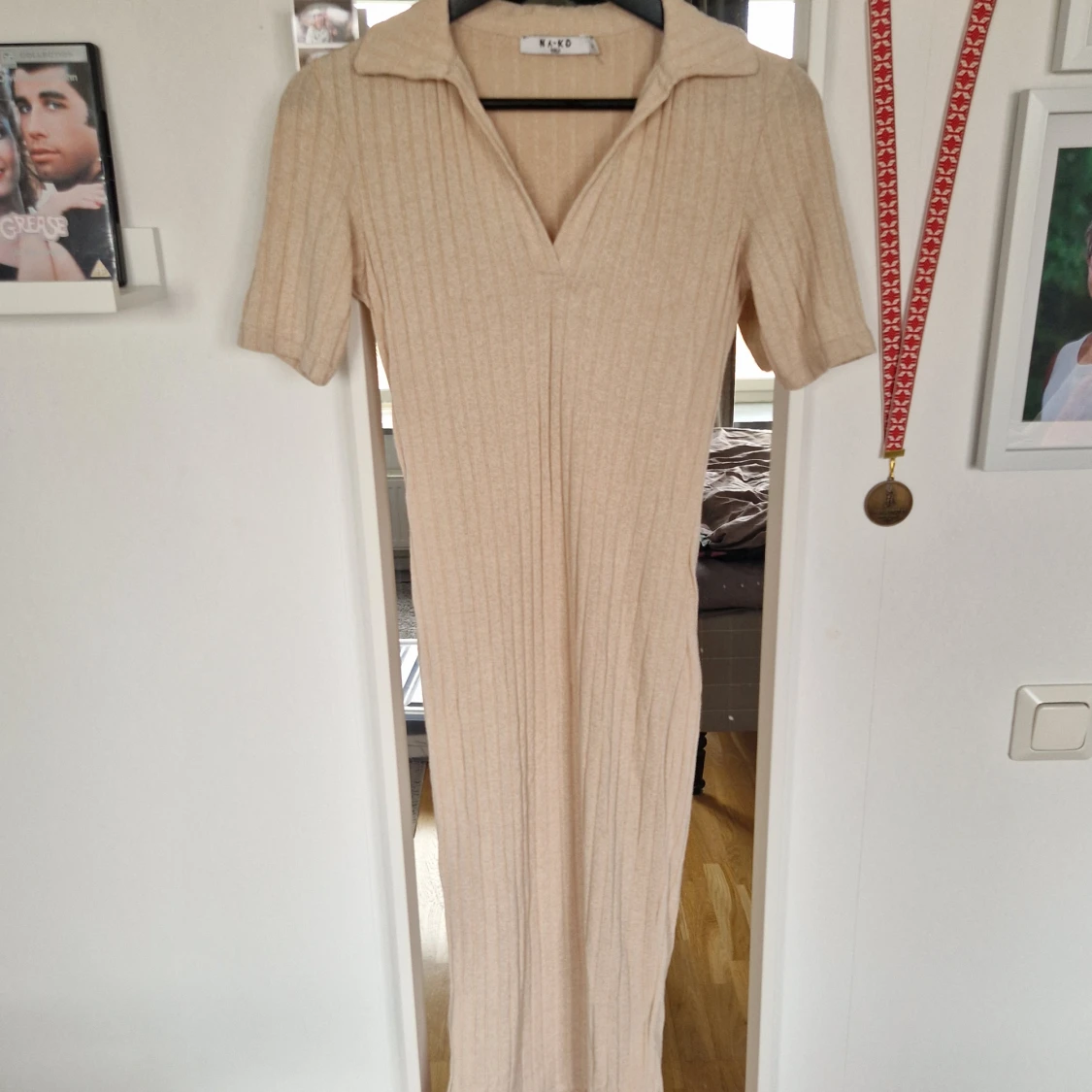 Beige ribbad klänning från NA-KD - 1