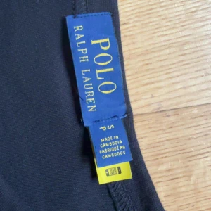 Polo Ralp Lauren Crewneck - Säljer en helt ny polo tröja som enbart har testat några enstaka gånger. Väldigt snygg och skön att ha på sig speciellt nu under våren. Storleken är S men den kan passa M då den är ganska stor. Pris kan diskuteras och hör av er vid minsta fundersamhet! 