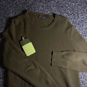 Olivgrön stickad tröja från Polo Ralph Lauren - Snygg olivgrön stickad tröja från Polo Ralph Lauren med rund halsringning och diskret broderad logga i rött på bröstet. Klassisk och enkel design som passar till mycket. Mjuk och skön kvalitet. ❗️endast tröjan ingår i köpet 